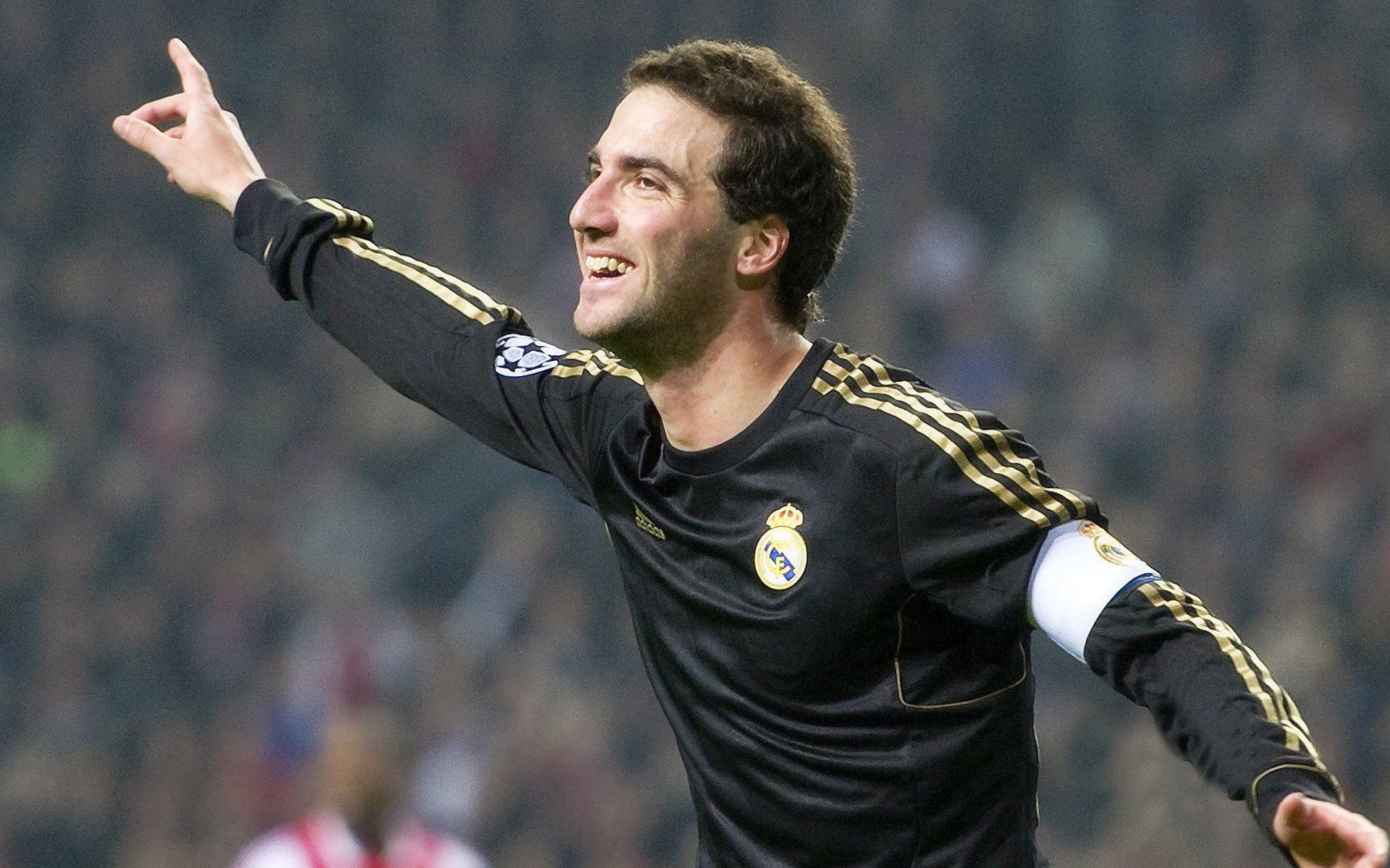 比赛局势复杂引发热议!C罗在瑞士队比赛中表现优异引发球迷热议