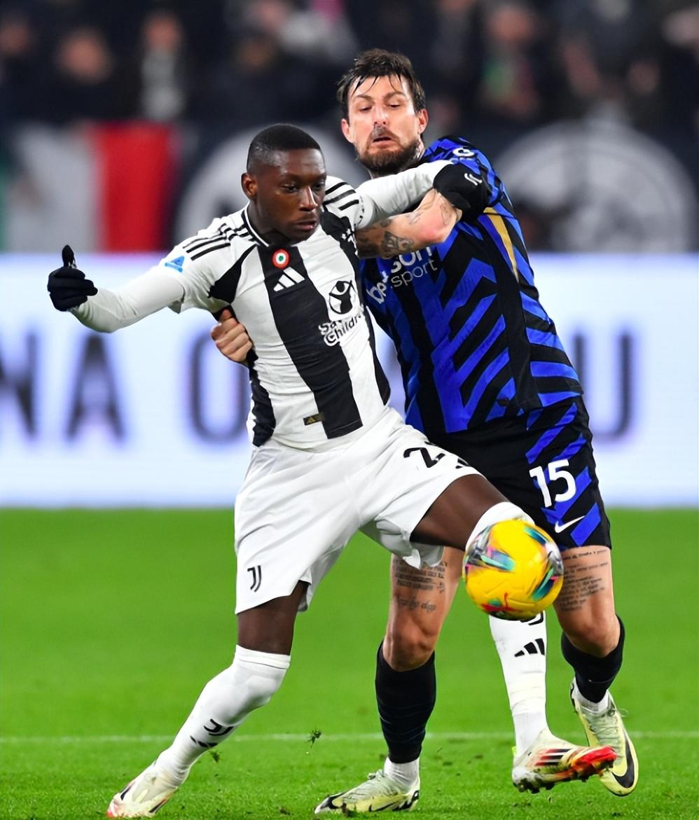 意甲首回合对决在即！热刺演练定位球，北京首钢密集防守应对的简单介绍